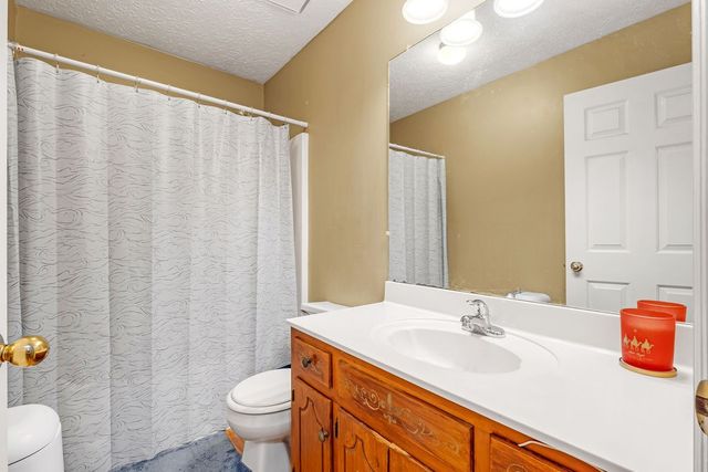 102 Oak Leaf Dr, Hendersonville, TN 37075
