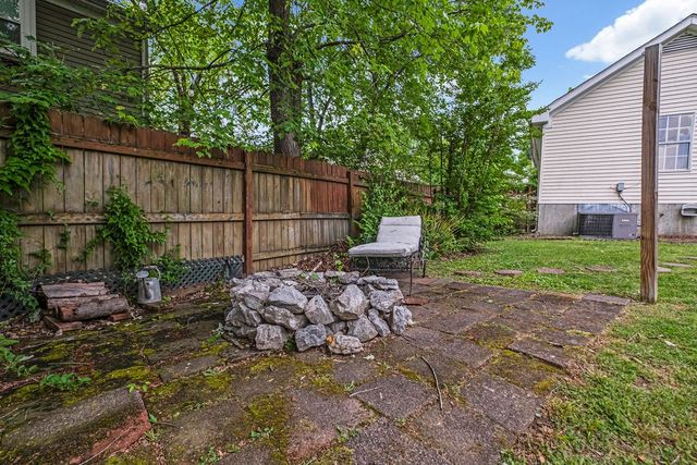 102 Oak Leaf Dr, Hendersonville, TN 37075
