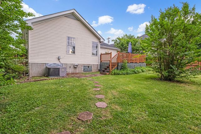 102 Oak Leaf Dr, Hendersonville, TN 37075