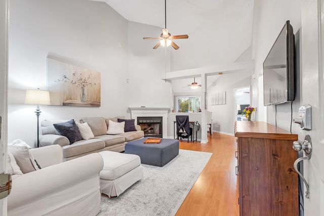 102 Oak Leaf Dr, Hendersonville, TN 37075