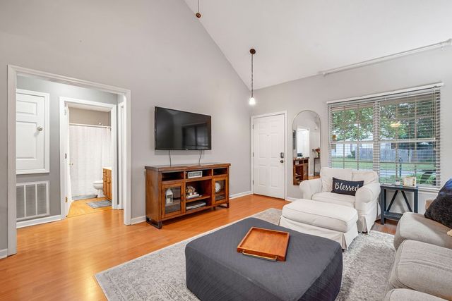 102 Oak Leaf Dr, Hendersonville, TN 37075
