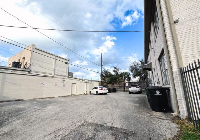 1660 Hawthorne Street, Houston, TX 77006