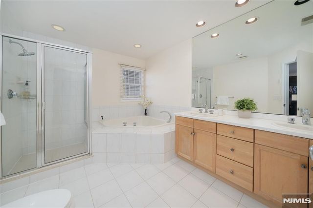 20 Pine Valley Road 148, Livingston, NJ 07039