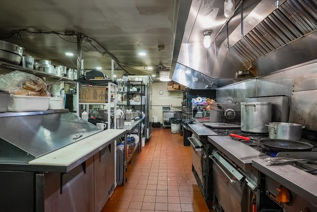 77 Main Road, Tiverton, RI 02878