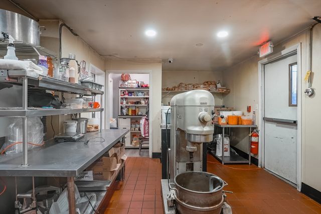 77 Main Road, Tiverton, RI 02878