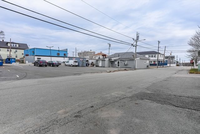 77 Main Road, Tiverton, RI 02878