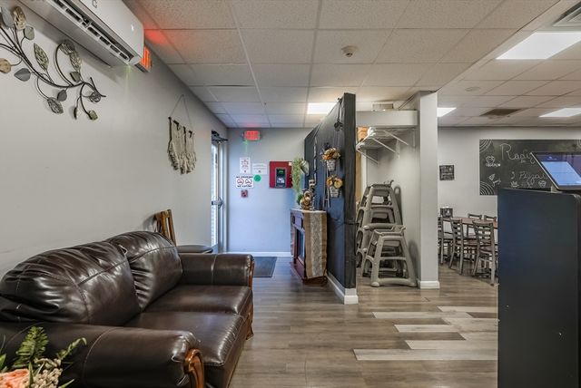 77 Main Road, Tiverton, RI 02878