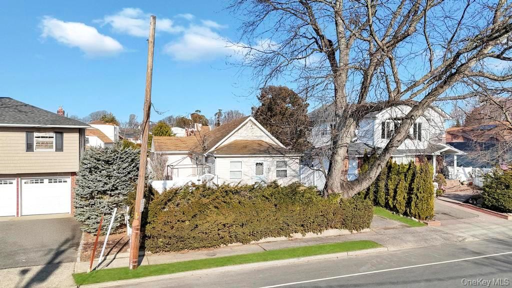 31 Cherry Avenue, Bethpage, NY 11714