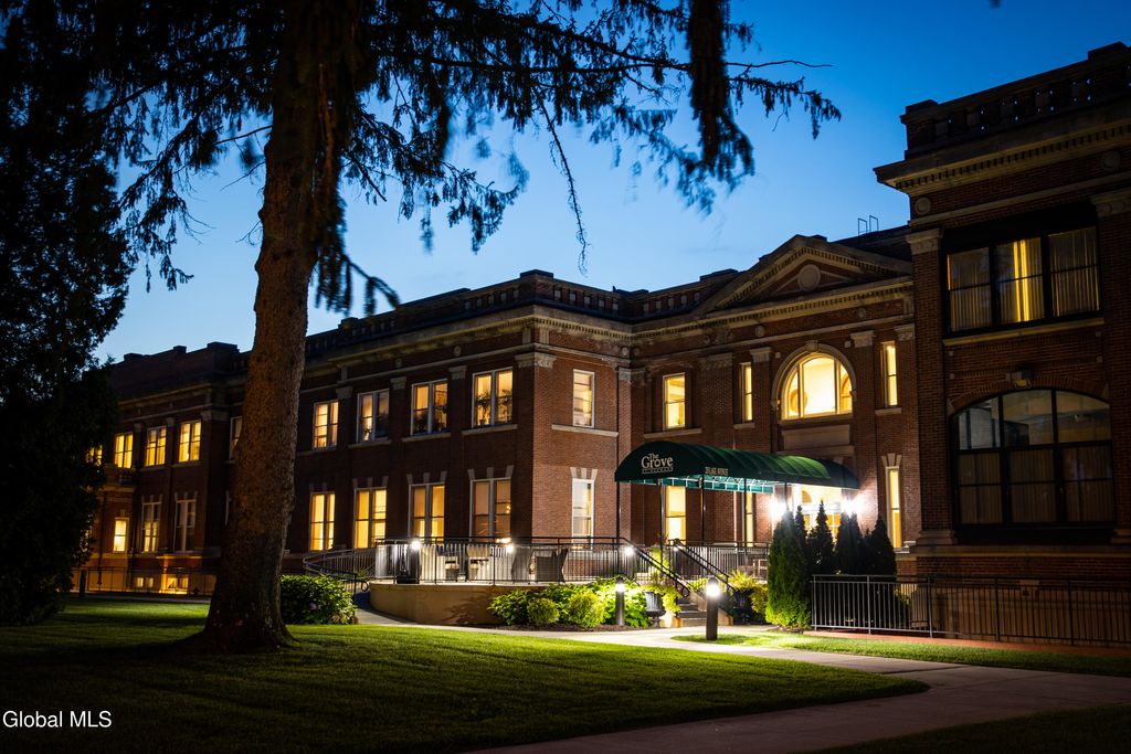 233 Lake Avenue 201, Saratoga Springs, NY 12866