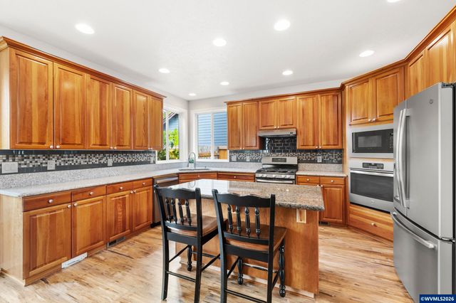 535 Maple St, Mt Angel, OR 97362