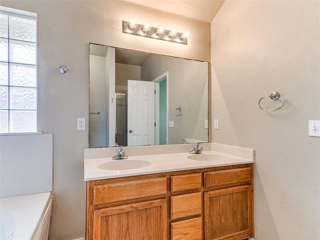 2109 Bradford Way, Edmond, OK 73003