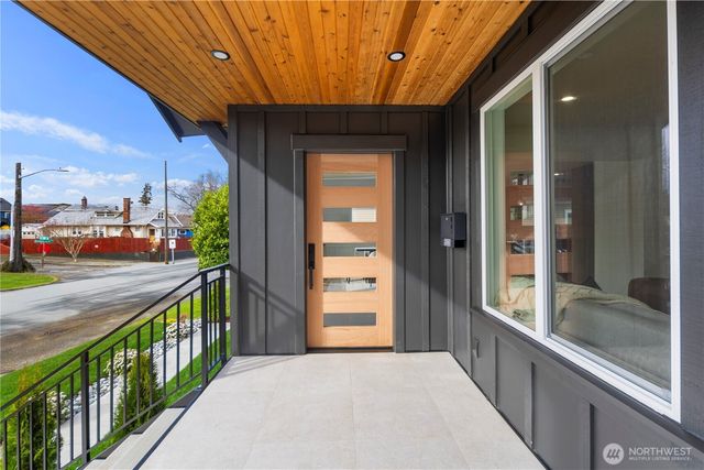 5520 Brooklyn Avenue NE, Seattle, WA 98105