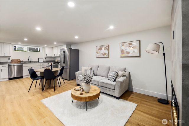 5520 Brooklyn Avenue NE, Seattle, WA 98105
