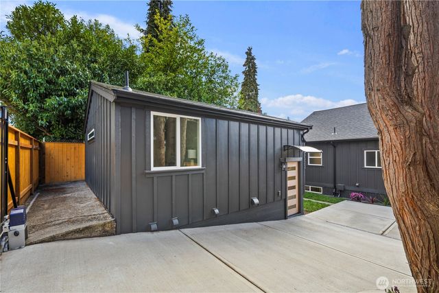5520 Brooklyn Avenue NE, Seattle, WA 98105