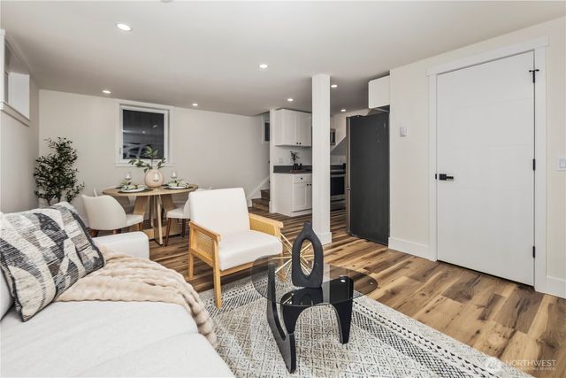 5520 Brooklyn Avenue NE, Seattle, WA 98105