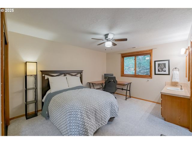 391 MCNARY HEIGHTS Dr N, Keizer, OR 97303