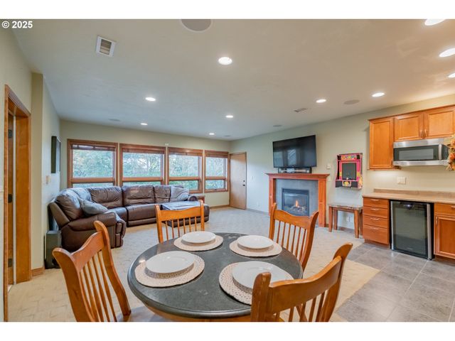 391 MCNARY HEIGHTS Dr N, Keizer, OR 97303