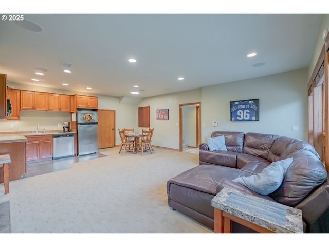 391 MCNARY HEIGHTS Dr N, Keizer, OR 97303
