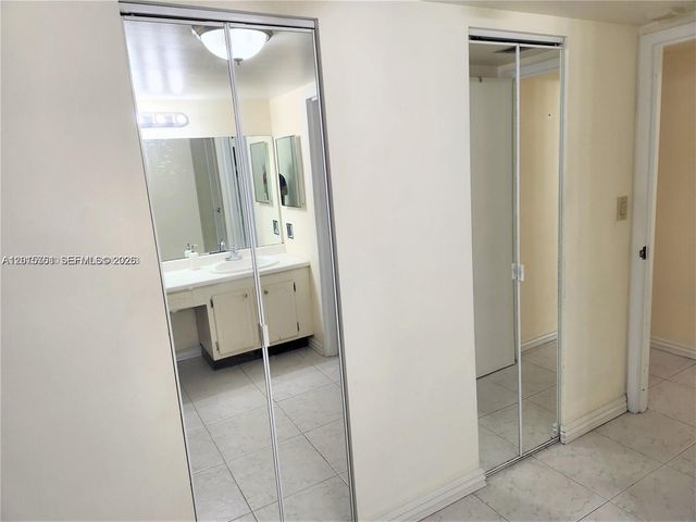 3375 N Country Club Dr 203, Aventura, FL 33180