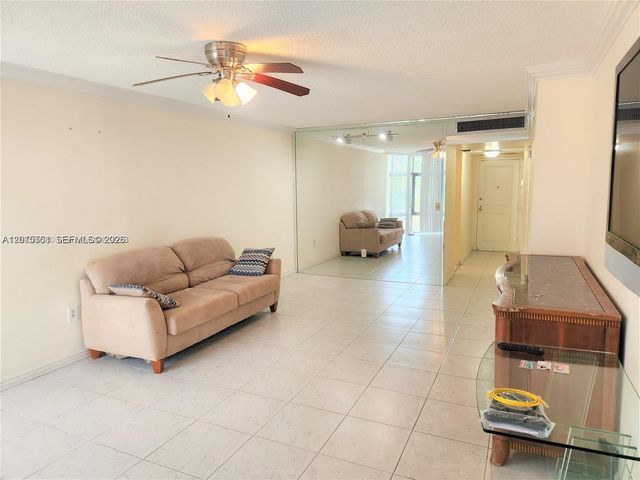 3375 N Country Club Dr 203, Aventura, FL 33180