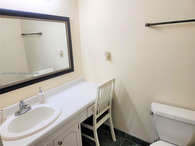 3375 N Country Club Dr 203, Aventura, FL 33180