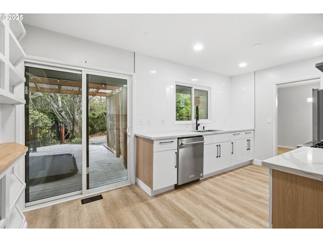 5555 Sw DOVER Ct, Portland, OR 97225