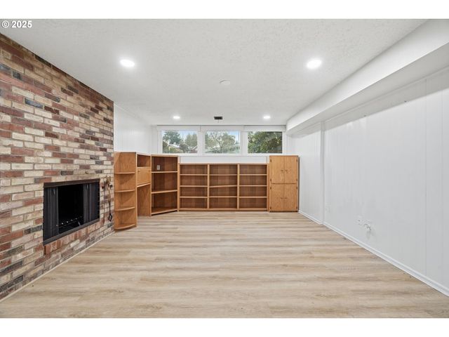 5555 Sw DOVER Ct, Portland, OR 97225