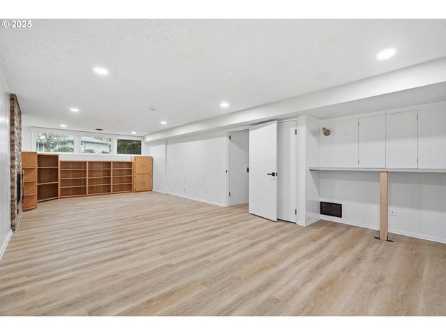 5555 Sw DOVER Ct, Portland, OR 97225