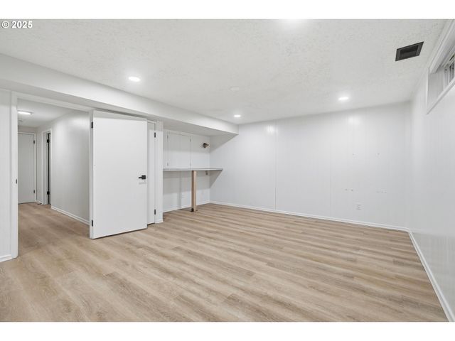 5555 Sw DOVER Ct, Portland, OR 97225