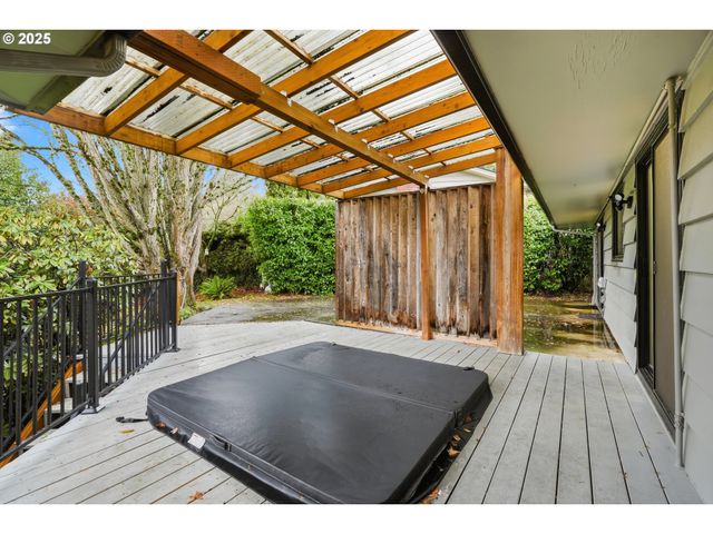 5555 Sw DOVER Ct, Portland, OR 97225