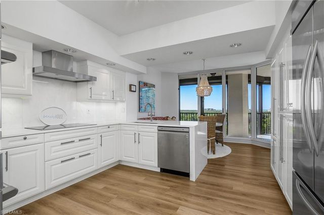 8990 Bay Colony DR # 401, Naples, FL 34108