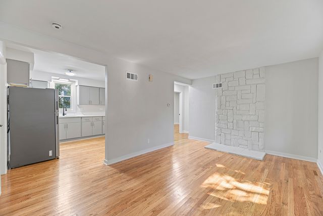707 S Elmwood Avenue, Waukegan, IL 60085
