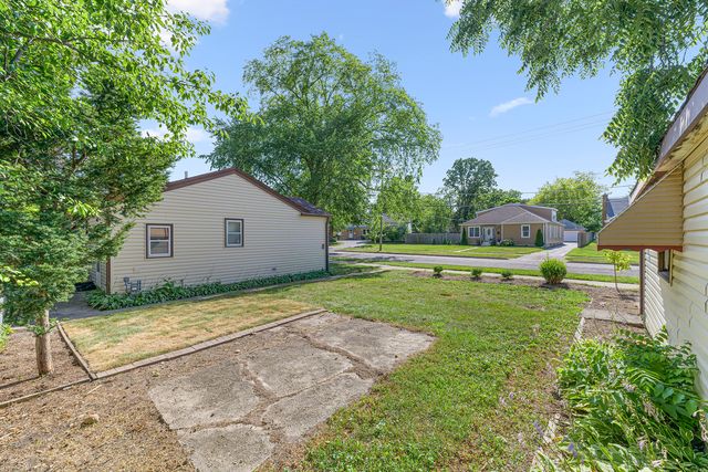 707 S Elmwood Avenue, Waukegan, IL 60085