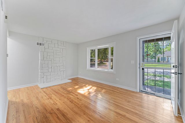 707 S Elmwood Avenue, Waukegan, IL 60085