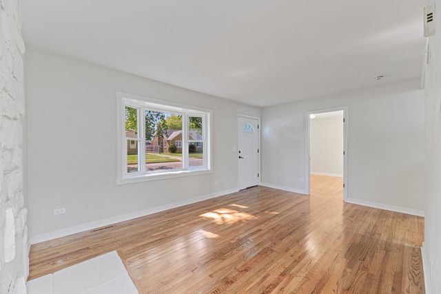 707 S Elmwood Avenue, Waukegan, IL 60085