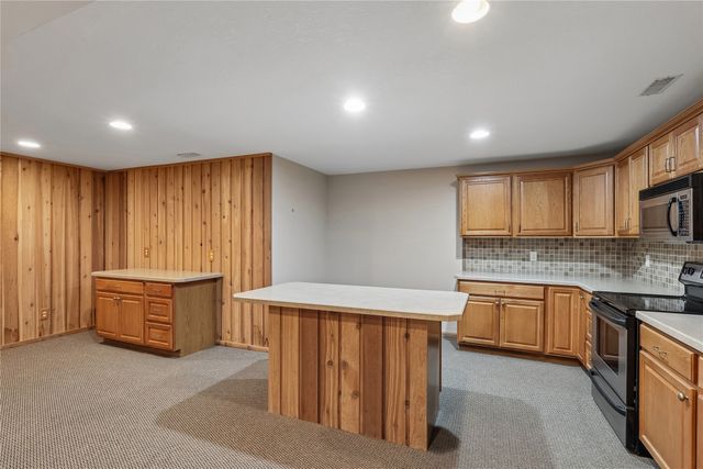 6080 NE 9th Street, Des Moines, IA 50313