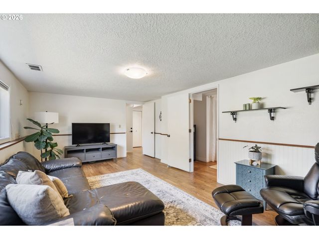 18819 SHENANDOAH Dr, Oregon City, OR 97045