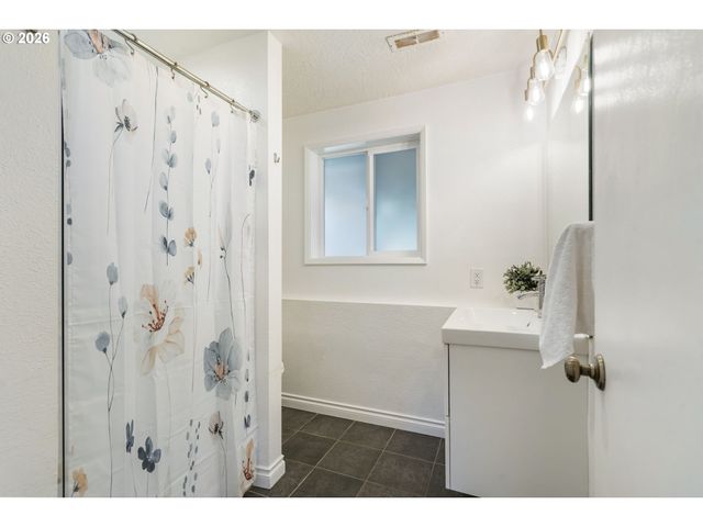 18819 SHENANDOAH Dr, Oregon City, OR 97045