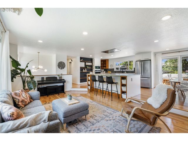 18819 SHENANDOAH Dr, Oregon City, OR 97045
