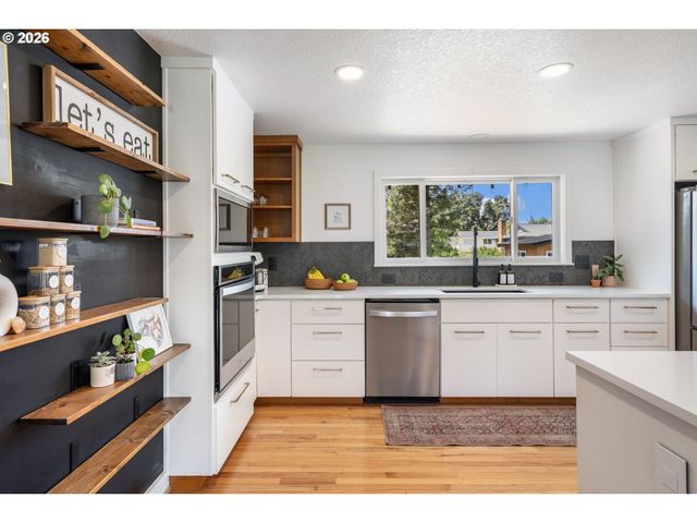 18819 SHENANDOAH Dr, Oregon City, OR 97045