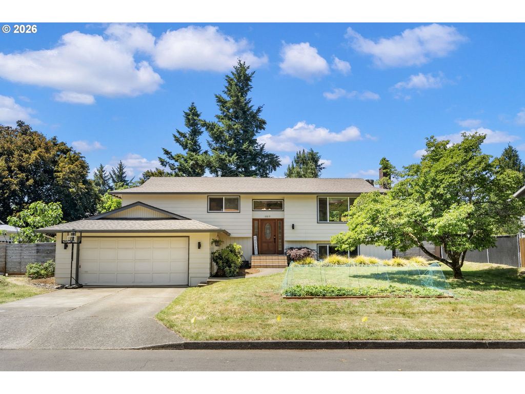 18819 SHENANDOAH Dr, Oregon City, OR 97045
