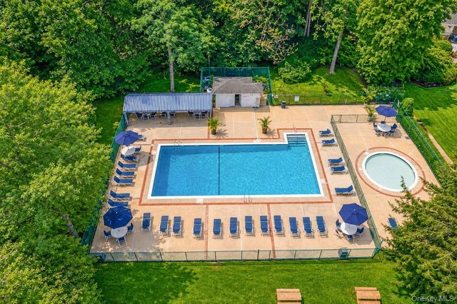 115 Woody Lane, Woodbury, NY 11797