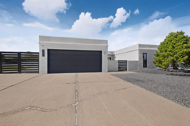 5605 Cactus Flower Drive NW, Albuquerque, NM 87120