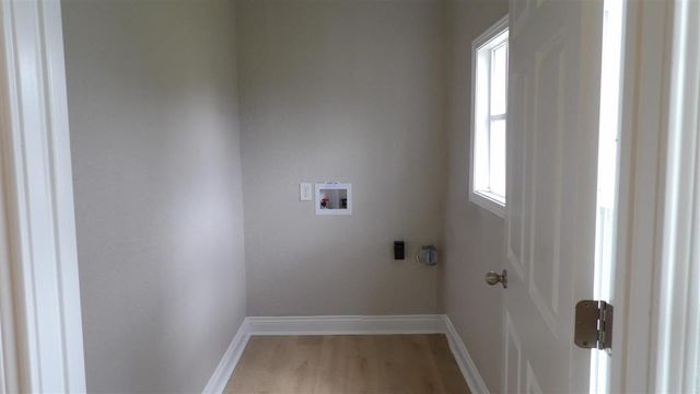 913 W Burton Street, Sulphur, LA 70663