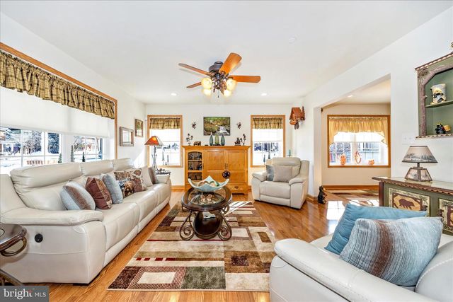 19327 LONGMEADOW RD, Hagerstown, MD 21742