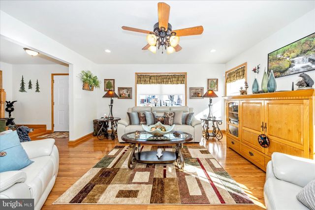 19327 LONGMEADOW RD, Hagerstown, MD 21742