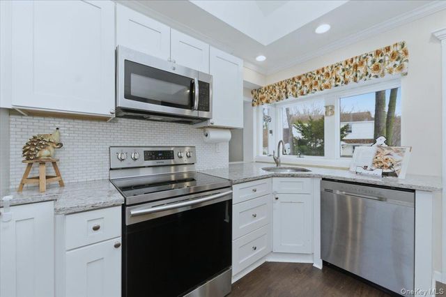 20 Honey Lane, Miller Place, NY 11764