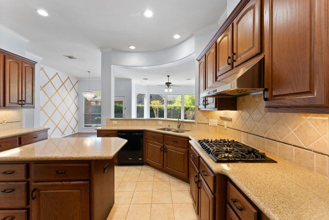 31 N Warbler Bend Circle, The Woodlands, TX 77382