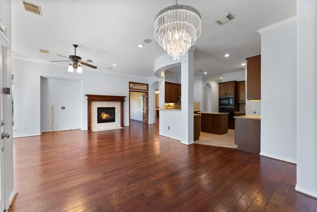 31 N Warbler Bend Circle, The Woodlands, TX 77382