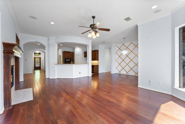 31 N Warbler Bend Circle, The Woodlands, TX 77382